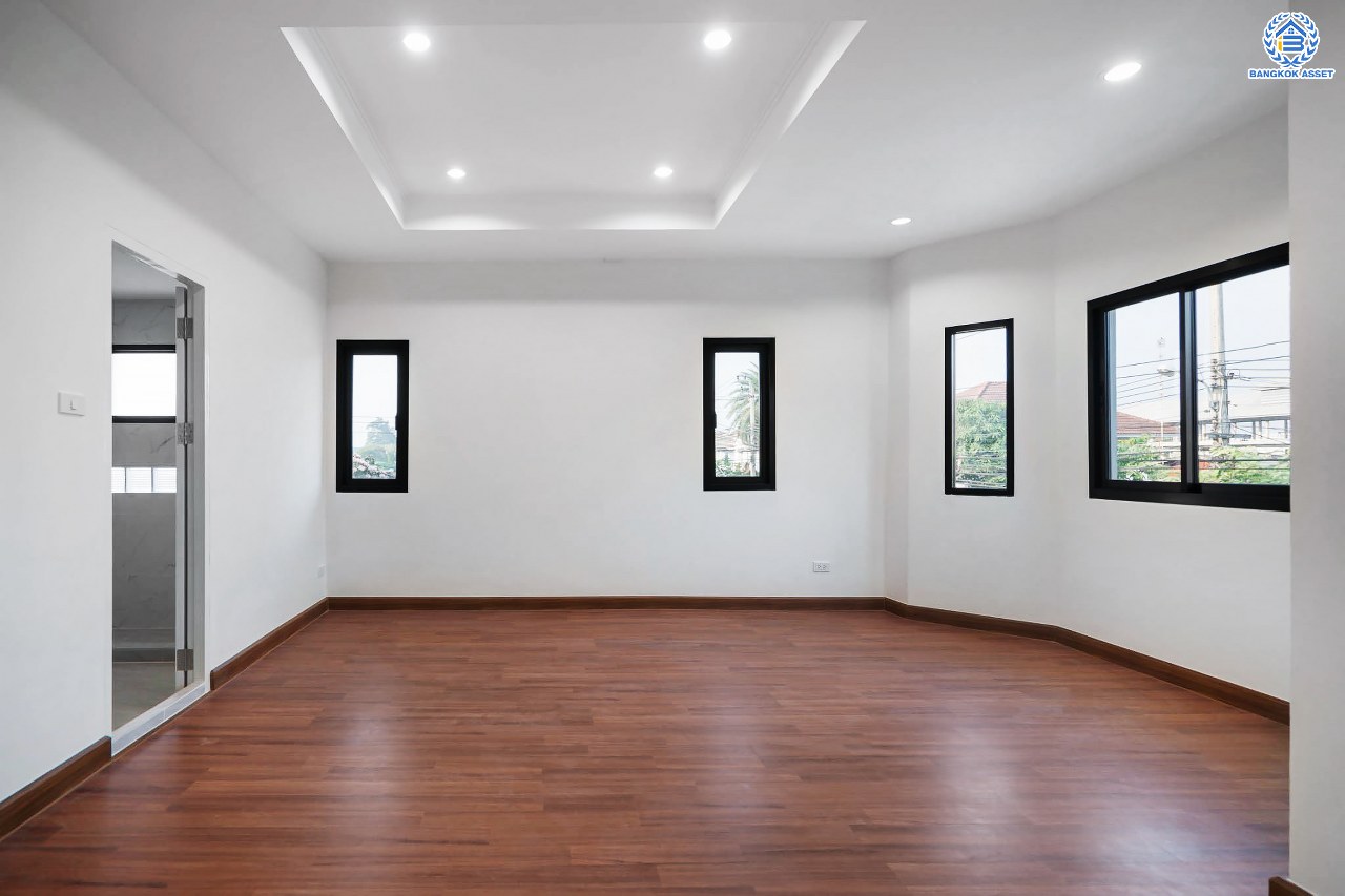 บ้านมือสองตกแต่งใหม่ โครงการ ชวนชื่น ปิ่นเกล้า บนเนื้อที่ 76.9 ตร.ว. พื้นที่ใช้สอยมากถึง 212.5 ตร.ม. ฟังก์ชันจัดเต็ม 3 ห้องนอน 3 ห้องน้ำ จอดรถได้ถึง 2 คัน พร้อมทั้งเปลี่ยนระบบสุขาภิบาลให้ใหม่ พร้อมเข้าอยู่ทันที บนทำเลศักยภาพ เชื่อมต่อหลายเส้นทาง ใกล้จุดขึ้นทางด่วน "ศรีรัช" และรถไฟฟ้าสายสีแดง "สถานีตลิ่งชัน"